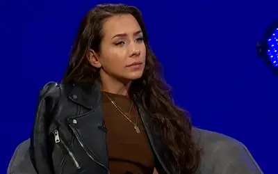 Ivana Dudić - gostovanje u TV emisiji Ivana Dudić tokom u crnoj jakni i braon bluzi - puštene kose