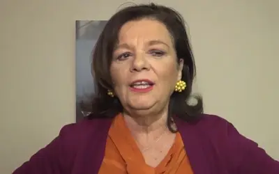 Jelica Sretenović - intervju Jelica Sretenović u narandžastoj bluzi i ljubičastom blejzeru