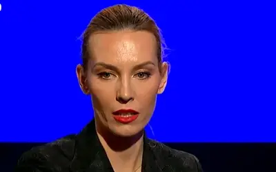Kalina Kovačević tokom gostovanja u TV emisiji Kalina Kovačević u crnom sakou i sa punđom