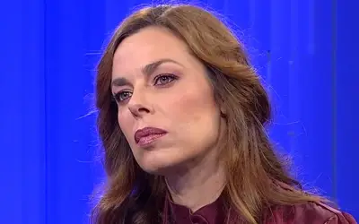 Katarina Radivojević u bordo bluzi - plava pozadina