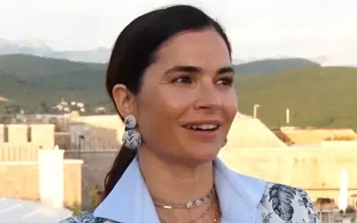 Marija Karan, priroda, intervju Marija Karan u beloj košulji i šarenom sakou