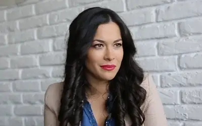 Marija Petronijević tokom davanja intervjua Marija Petronijević u plavoj bluzi i bež sakou, puštene kose