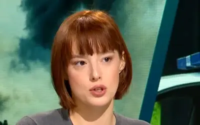 Milena Radulović tokom gostovanja u tv emisiji Milena Radulović u sivoj bluzi