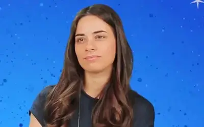 Milica Gojković puštene kose u tamnoj majici