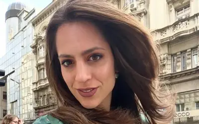 Miona Marković - selfie na ulici Miona Marković puštene kose na ulici