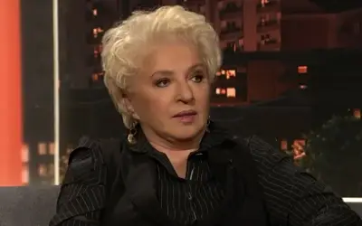 Mirjana Karanović - gostovanje u popularnoj TV emisiji Mirjana Karanović u crnoj košulji - plava kratka kosa