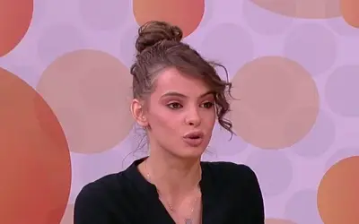 Nevena Nerandžić tokom gostovanja u TV emisiji Nevena Nerandžić u crnoj bluzi sa punđom