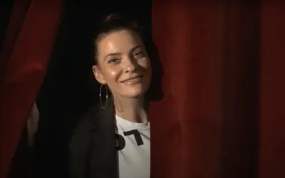 Nikolina Friganović, punđa, minđuše, crvena zavesa Nikolina Friganović sa osmehom na licu
