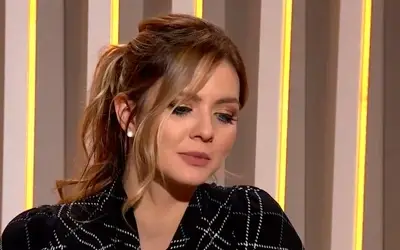 Nina Janković u crnom sakou sa belim prugama
