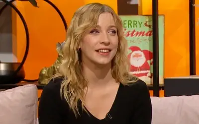 Tamara Aleksić - gostovanje u popularnoj TV emisiji Tamara Aleksić u crnoj bluzi - sa osmehom na licu