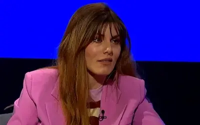Tamara Dragičević u TV emisiji Tamara Dragičević u roze sakou - puštene kose sa šiškama
