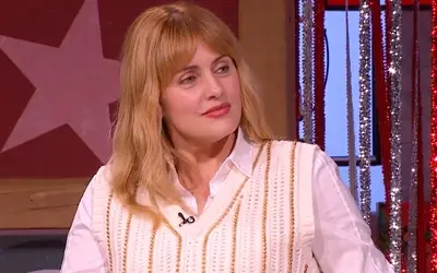 Tamara Krcunović u TV emisiji Tamara Krcunović puštene kose u beloj košulji - sa osmehom na licu