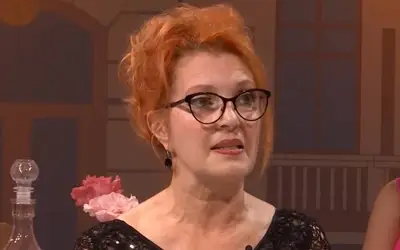 Tanja Bošković tokom gostovanja u tv emisiji Tanja Bošković u crnoj elegantnoj bluzi sa naočarima za vid