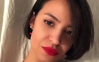 Tijana Pečenčić - selfie Tijana Pečenčić sa crvenim karminom na usnama - kratka kosa