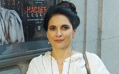 Vjera Mujović - portret Vjera Mujović - elegantna punđa - bela košulja