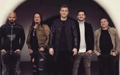 Lexington Bend – promotivna fotografija benda Članovi Lexington Benda poziraju zajedno u modernim odevnim kombinacijama