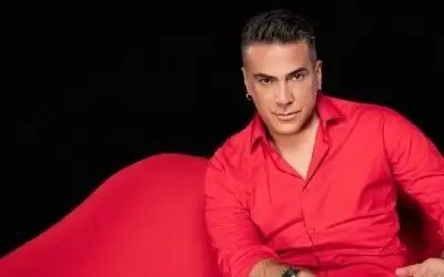 Željko Joksimović u crvenoj košulji sa ozbiljnim izrazom lica