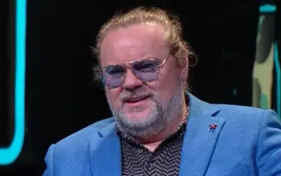 Željko Šašić - gotovanje u tv emisiji Željko Šašić u plavom sakou sa naočarima