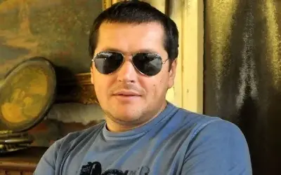 Aca Pejović  sa crnim naočarama i ozbiljnim izrazom lica