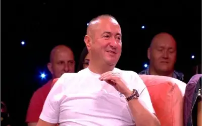 Đani u beloj majici sa poluosmehom objašnjava u emisiji