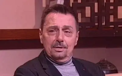 Dragan Kojić Keba u odelu tokom gostovanja u emisiji
