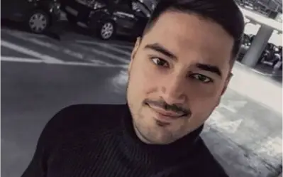 Ljuba Perućica selfie Ljuba Perućica u crnoj rolci i sa blagim osmehom na licu