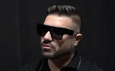 MC Stojan tokom davanja intervjua MC Stojan u crnoj košulji, sa naočarima za sunce