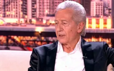 Miroslav Ilić u TV emisiji Miroslav Ilić u crnom odelu i beloj košulji tokom gostovanja u emisiji