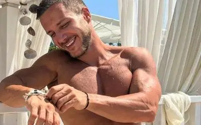 Saša Kovačević nasmejan pozira na plaži