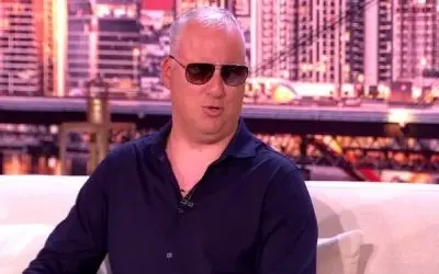 Saša Matić u teget košulji gostovanja u emisiji