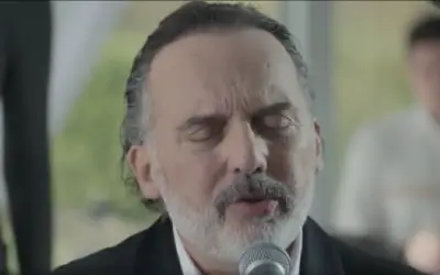 Tony Cetinski - Ti si ta Tony Cetinski u studiju sa zatvorenim očima dok peva pesmu "Ti si ta" – izražajna emocija i intimna atmosfera