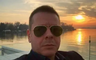 Vlado Georgijev selfie pored mora Vlado Georgiev sa naočarima i ozbiljnim izrazom lica na moru