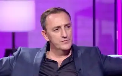 Sergej Ćetković u teget odelu tokom gostovanja u emisiji