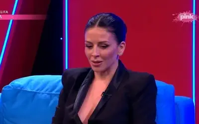 Ana Sević pozira u elegantnom ambijentu sa dugom talasastom kosom i upečatljivom šminkom.