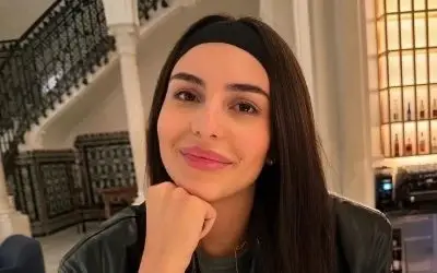 Anastasija Ražnatović u sa osmehom nalicu i trakom na glavi