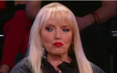 Branka Sovrlić u tv emisiji Branka Sovrlić sa jakom šminkom i ozbiljnim izrazom lica u tv emisiji