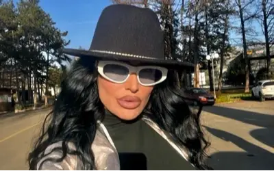 Indi Aradinović sa šeširom i naočarima za sunce