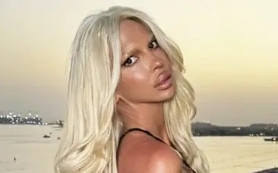 Jelena Karleuša u glamuroznoj zlatnoj haljini i velikim naočarama