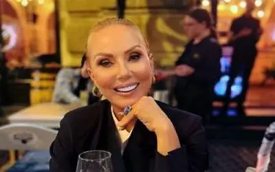 Lepa Brena u crnoj odevnoj kombinaciji sa širokim osmehom na licu