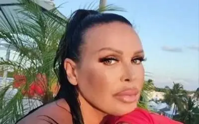 Marta Savić portret Marta Savić u pozira naslonjena na ogradu sa izrazitom šminkom