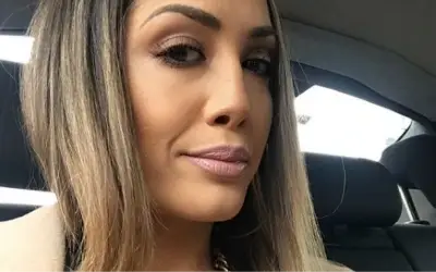 Milena Ćeranić selfie Milena Ćeranić sa blagom šminkom i ozbiljnim izrazom lica pravi selfie