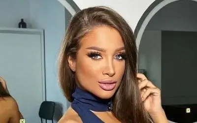 Milica Jokić iz profila Milica Jokić sa prirodnom šminkom pizira iz profila