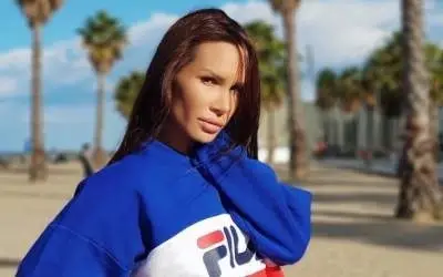 Nikolija Jovanović u dukserici "Fila" pozira pored plaže