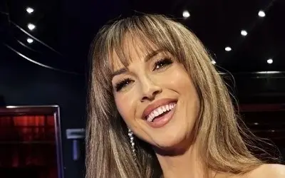 Aleksandra Radović Aleksandra Radović nasmejana sa plavom kosom