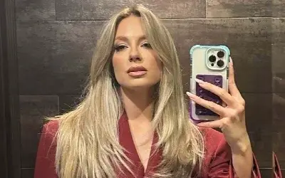 Sara Jo pravi selfie u liftu