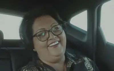 Verica Šerifović u automobilu Verica Šerifović sa osmehom na licu