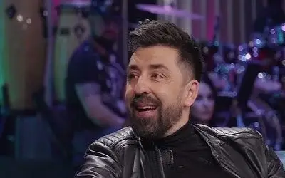 Ognjen Amidžić u TV emisiji Ognjen Amidžić u crnoj kožnoj jakni nasmejan u emisiji