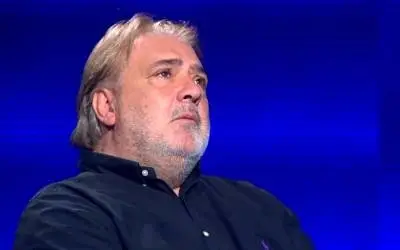 Boba Živojinović u crnoj košulji sa osmehom na licu tokom gostovanja u emisiji