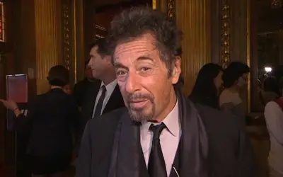 Al Pacino tokom davanja intervjua Al Pacino u crnom sakou sa kravatom