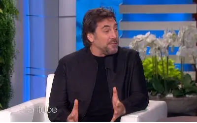 Javiar Bardem u TV emsiji Javiar Bardem tokom intervjua u crnoj majici i jakni, gostuje u Ellen show
